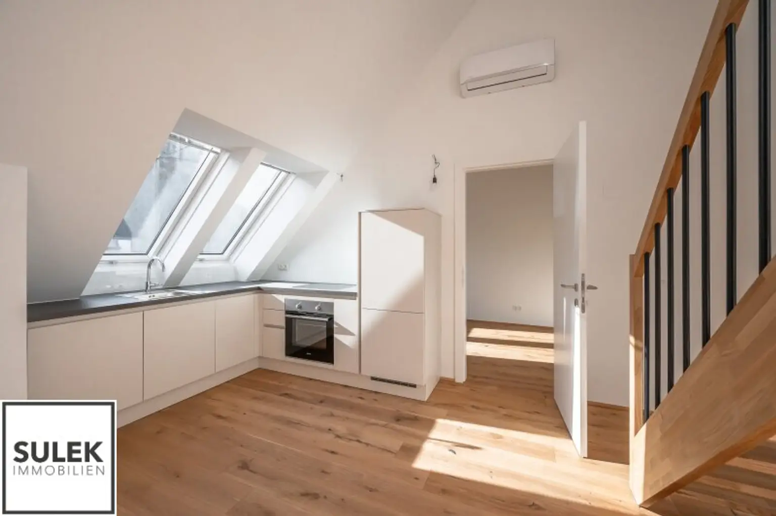 Erstbezug im Dachgeschoss mit offener Galerie-Ebene und tollen Lichtverhältnissen