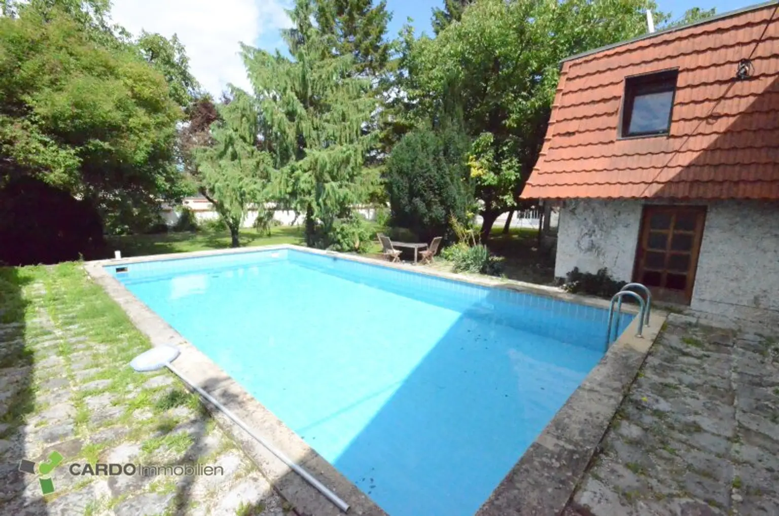 Frisch sanierte Stockhaus mit Pool in Grünlage, ruhigen Nebenstraße