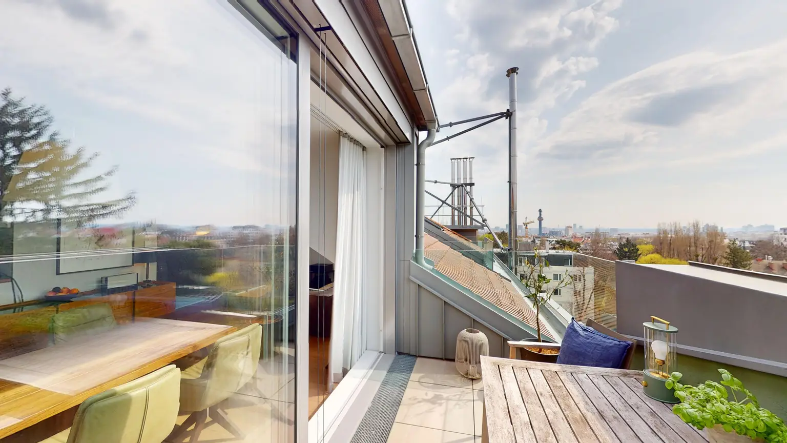 Cottageviertel I Traumhafte Dachwohnung im Jugendstil-Palais I Garagenplatz