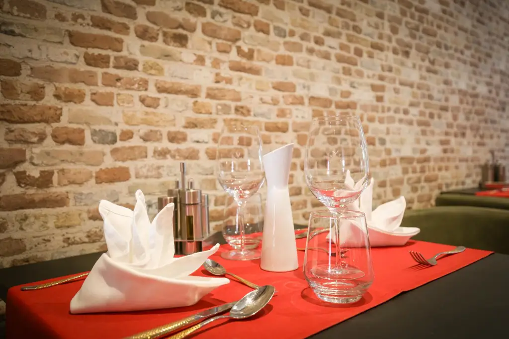 Gastro-Highlight am Grieskai: Stilvolles Restaurant mit Inventar & Potenzial