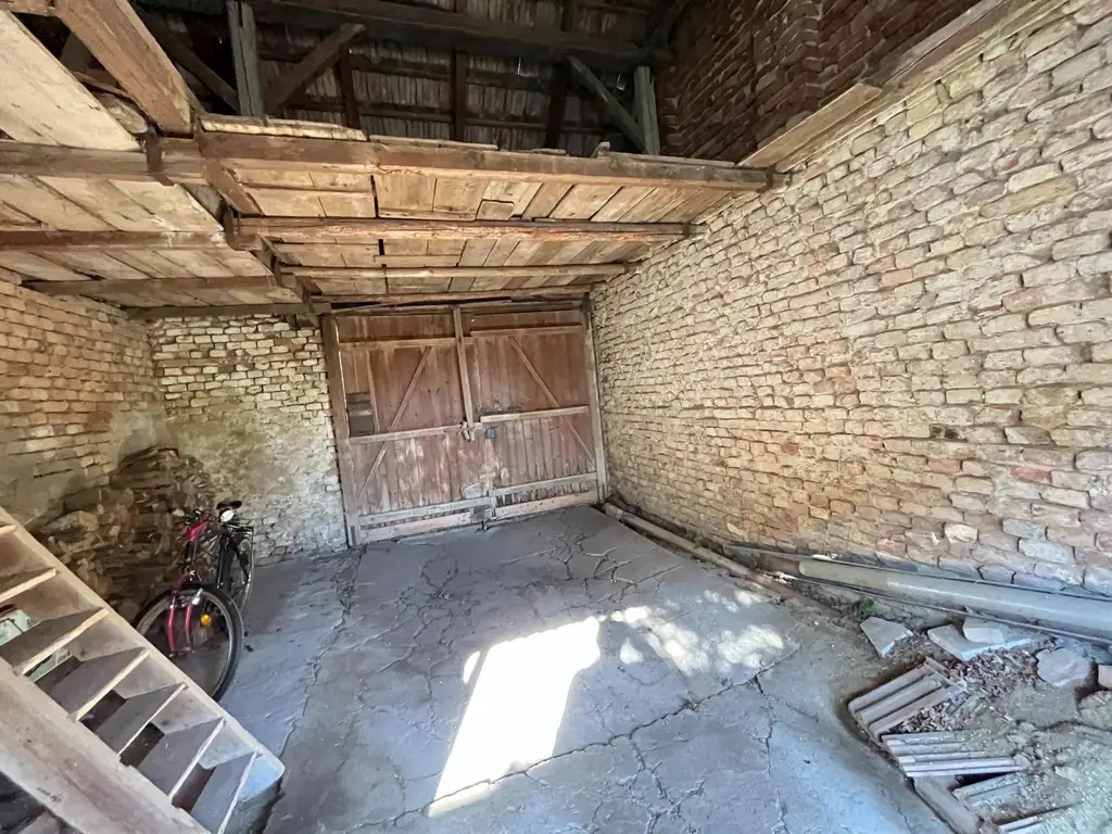 Renovierungsbedürftiges Haus mit Garten