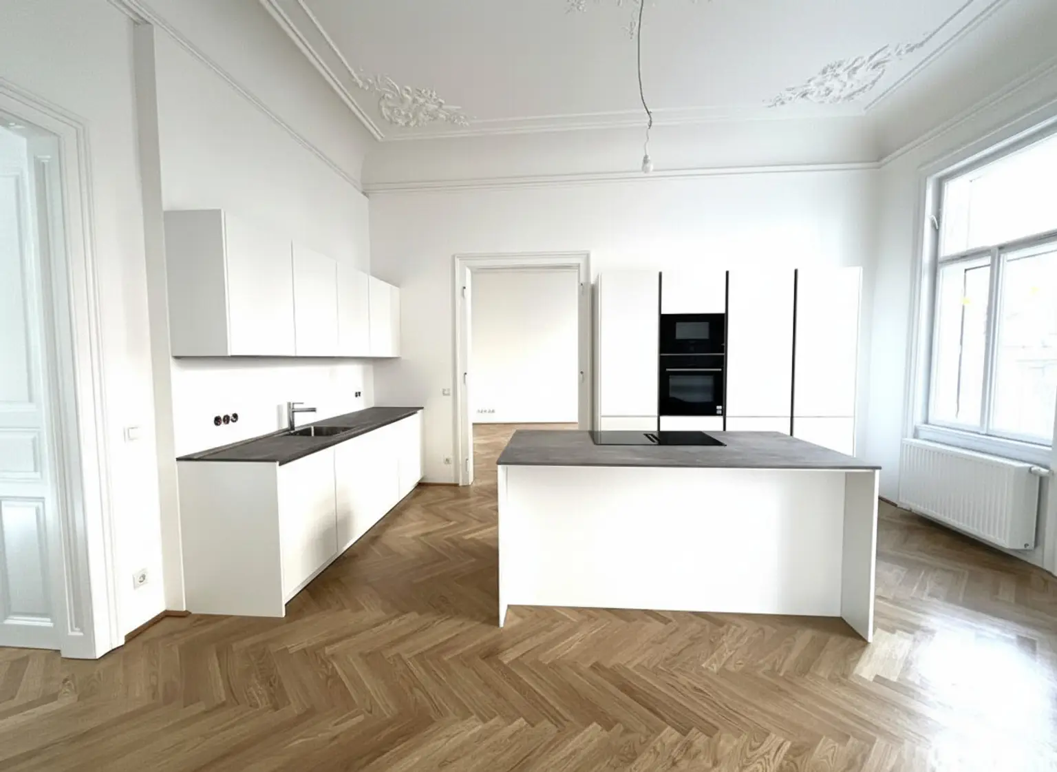 ERSTBEZUG NACH GENERALSANIERUNG: Einzigartige helle Altbauwohnung mit Stuckdecken in ruhiger Lage und einem kleinen Balkon