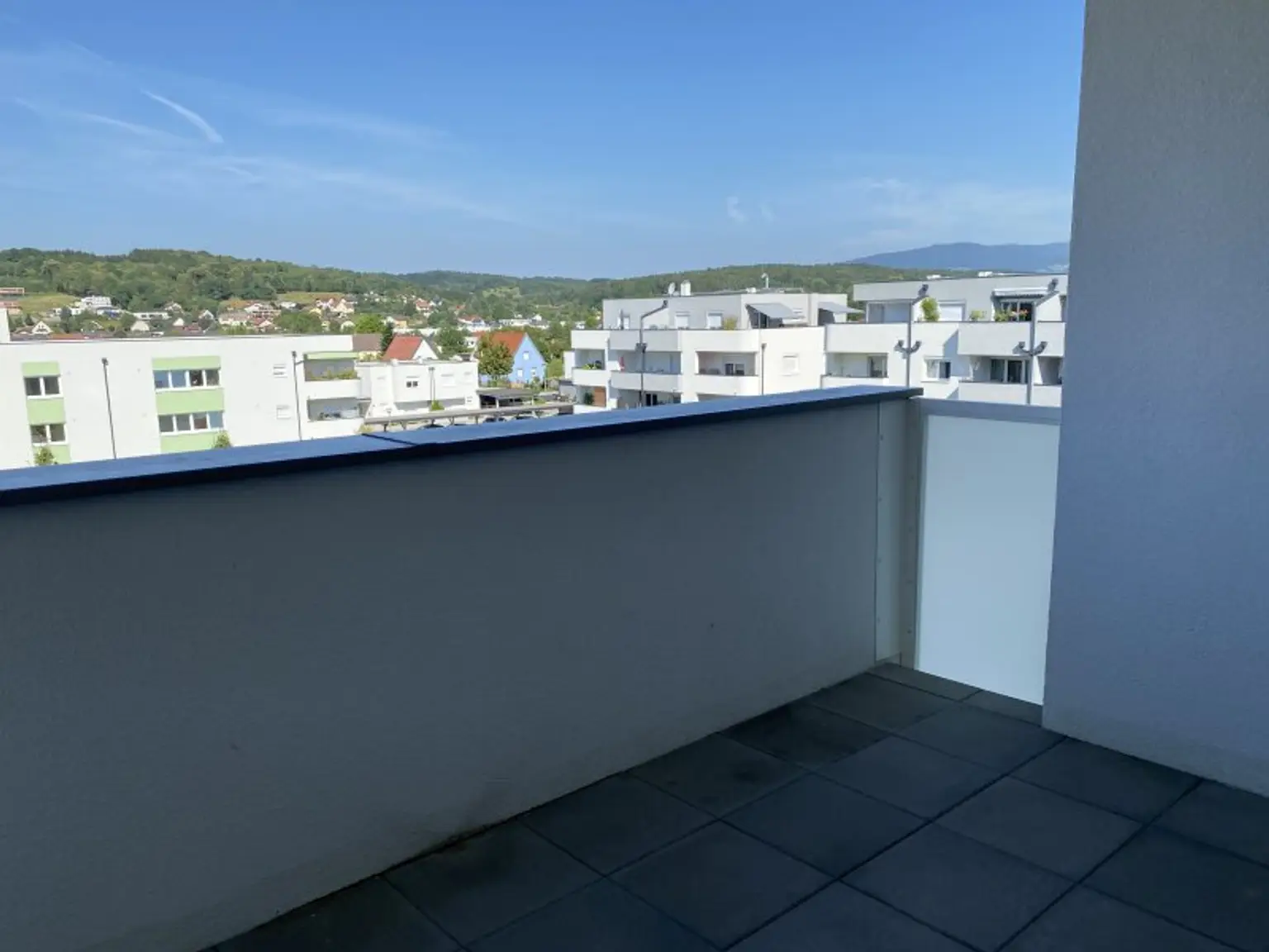 Sehr schöne , neue Mietwohnung, teilmöbliert