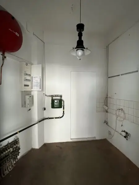 220 m² Geschäftsfläche für Büro/ Praxis/ Lokal mit großen Auslagenfronten nähe Hütteldorfer Straße!