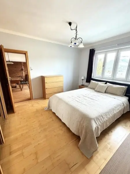 Schlafzimmer mit Einrichtung