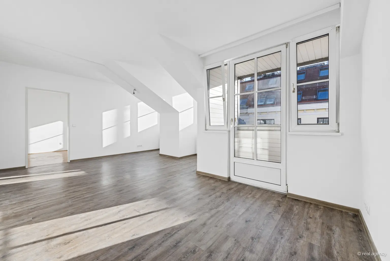 SERVITENVIERTEL - wunderbare südseitig gelegene Dachgeschoßwohnung mit Freifläche