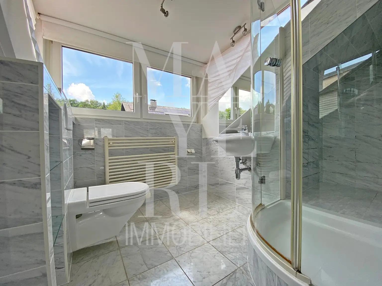 SCHÖNES EINFAMILIENHAUS MIT POOL, TOLLER BLICK, GARAGE & GARTEN