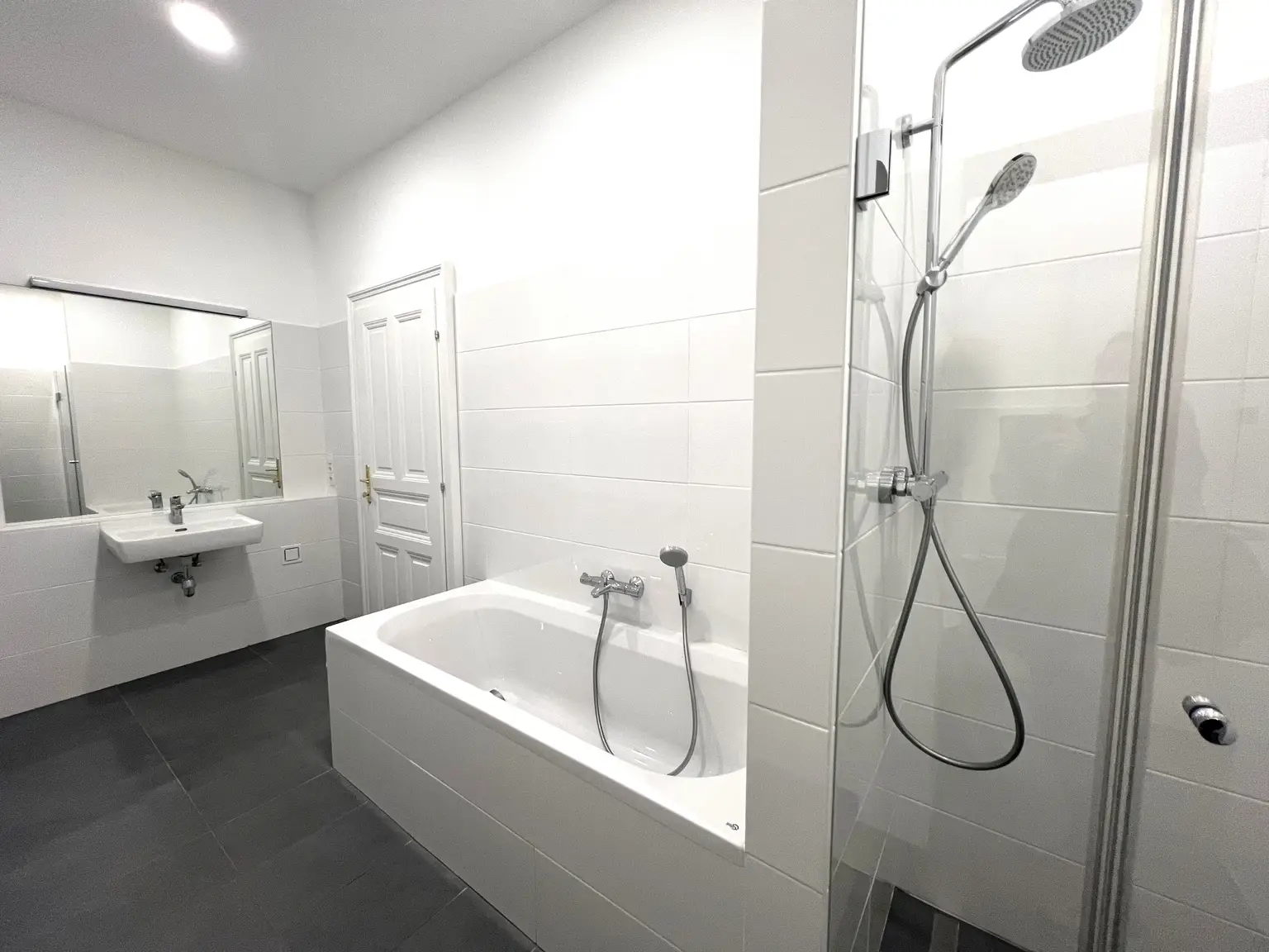 UNBEFRISTET: Klimatisierte Altbauwohnung im Stadtzentrum