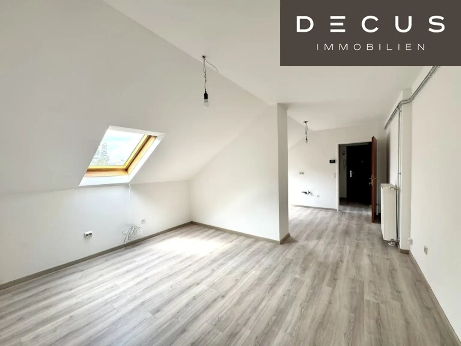 | CHARMANTE DACHGESCHOSSWOHNUNG | HELL & ZENTRAL | 4. OG | IDEAL FÜR SINGLES & STUDENTEN | TOP LAGE  | NÄHE UNI