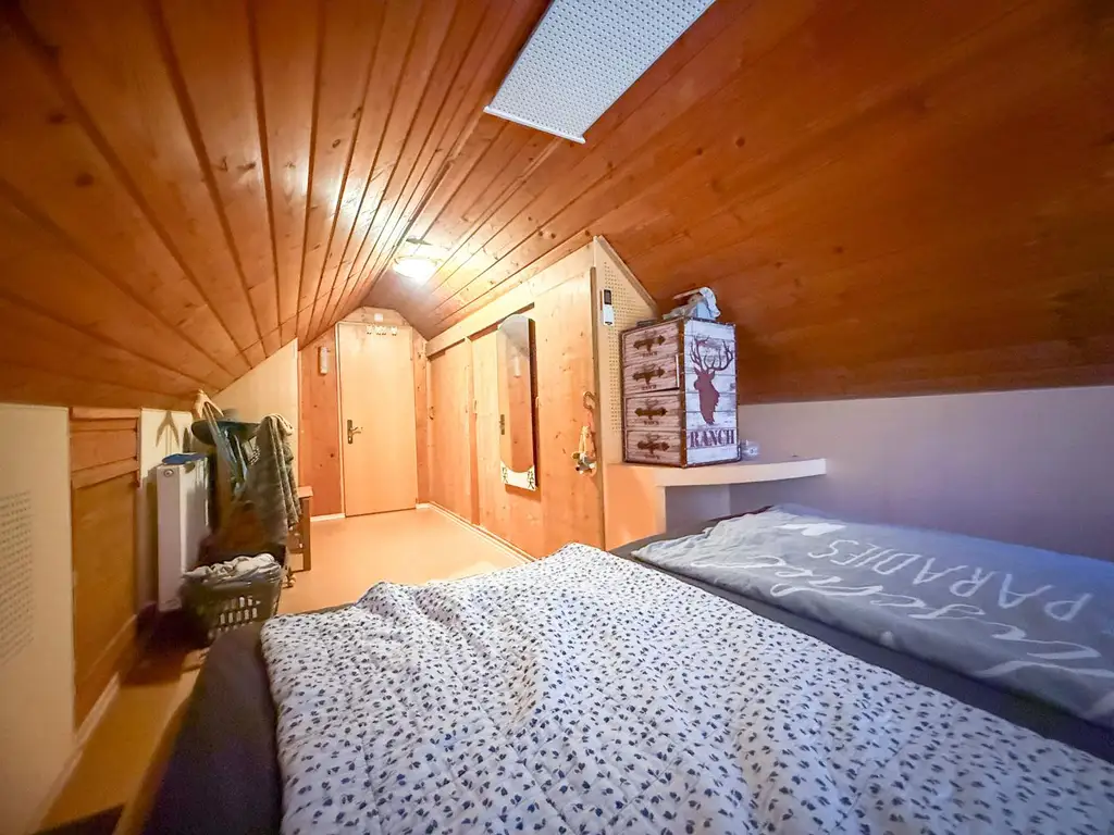 *** kleines gemütliches, möbliertes Häuschen mit Gartenparadies in der Waldrandsiedlung, mit Photovoltaik, Brunnen, Sauna, Garage, Carport,….. ***