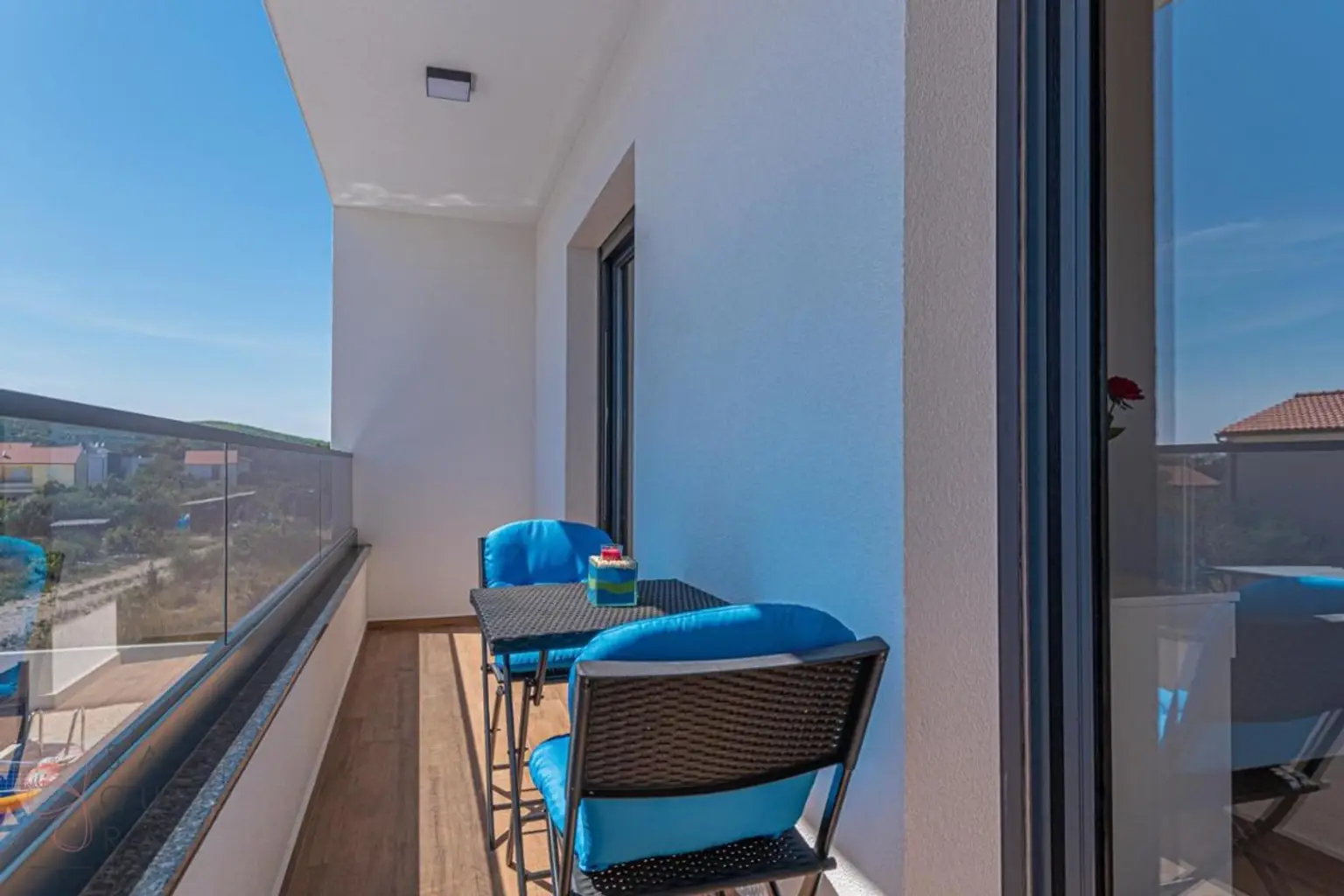 Modernes Wohndomizil mit Stil – Halbvilla mit Pool in Vodice