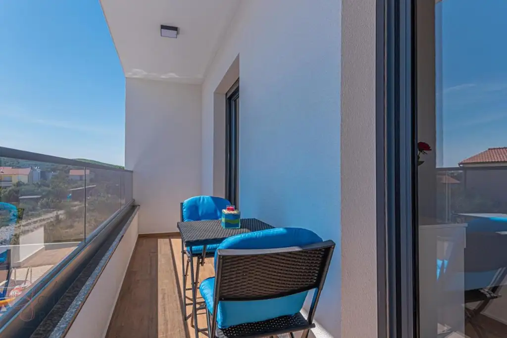 Modernes Wohndomizil mit Stil – Halbvilla mit Pool in Vodice