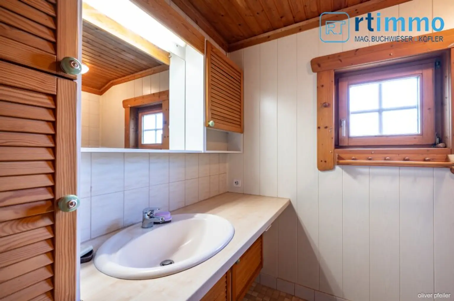 LIEBEVOLL GEPFLEGTES TRAUMHAUS AM SEE MIT KAMIN; SEETERRASSE, SOMMERHÄUSCHEN AM WASSERUND GARAGE