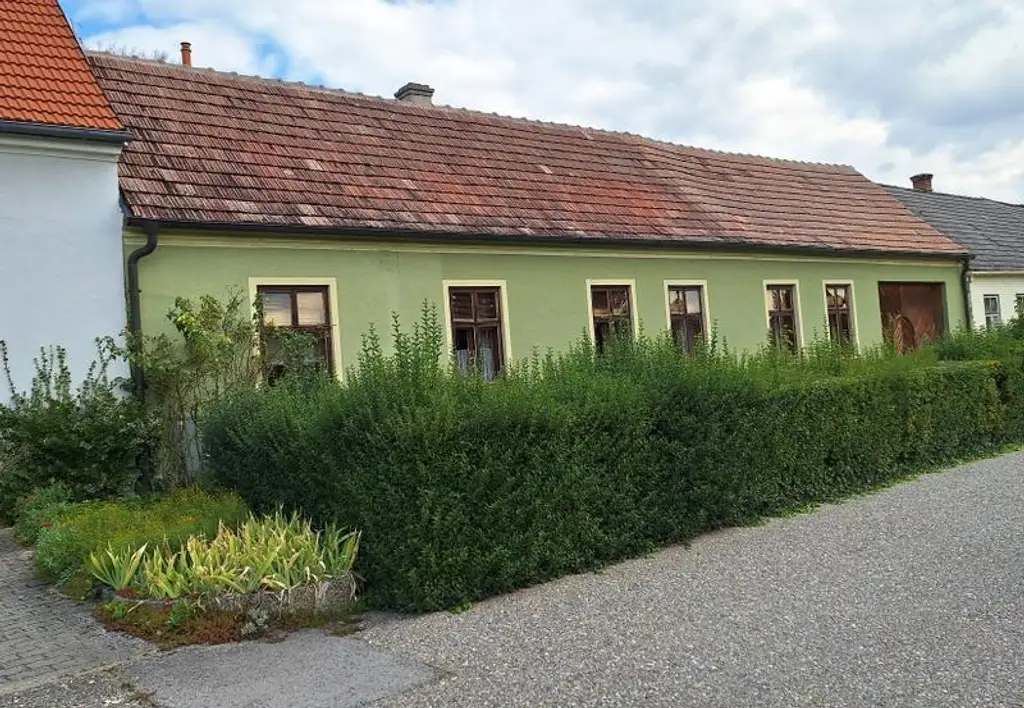 Wien Nähe: Sonnendurchflutetes, ehemaliges Bauernhaus mit 1224m² großem, ebenem Grundstück in ruhiger Sackgasse