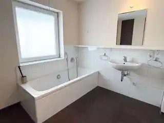 Bad mit Wanne/Dusche EG