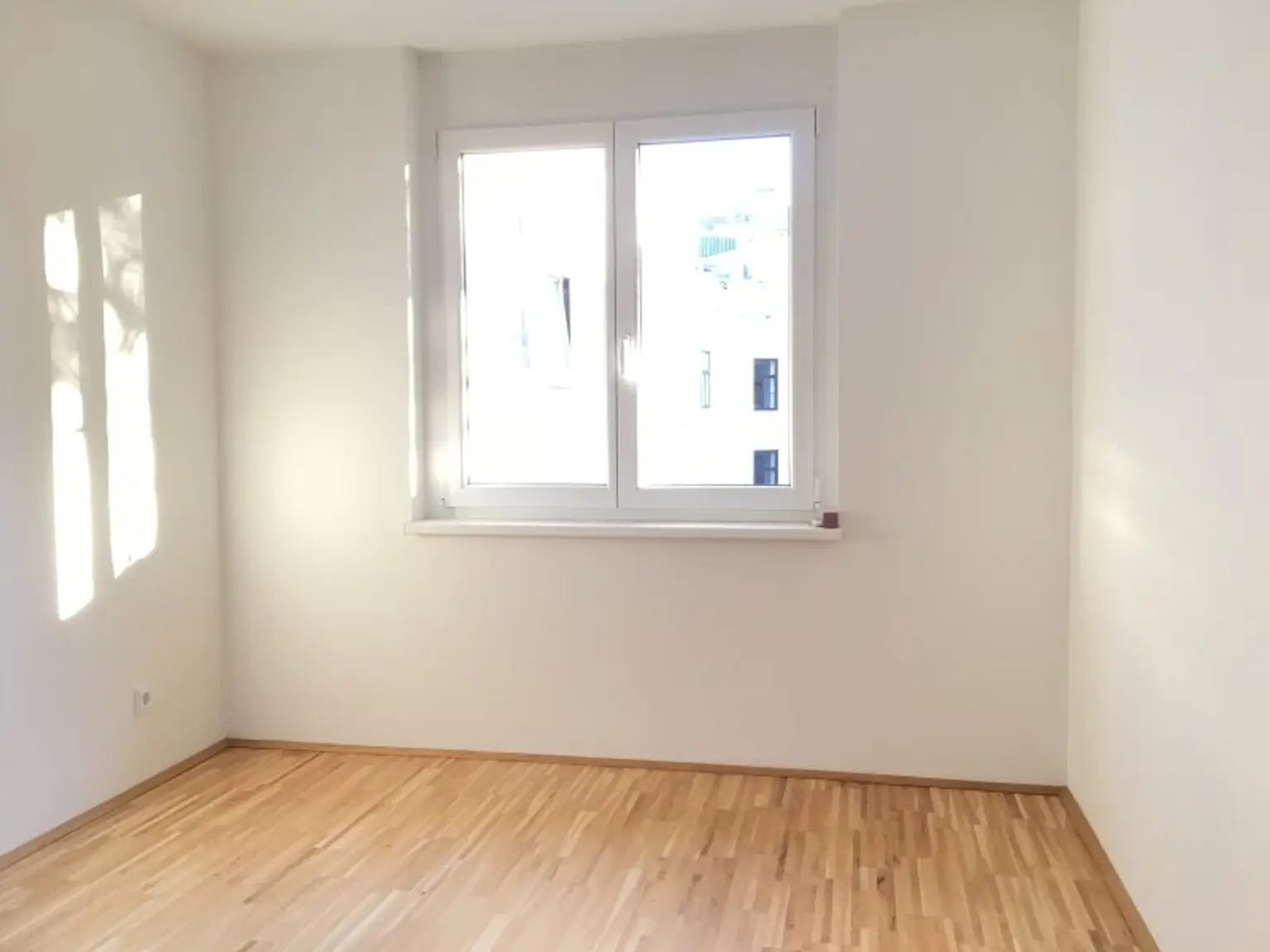 2-Zimmer Wohnung mit Balkon in den grünen Garten! Direkt bei U3 Kendlerstraße!