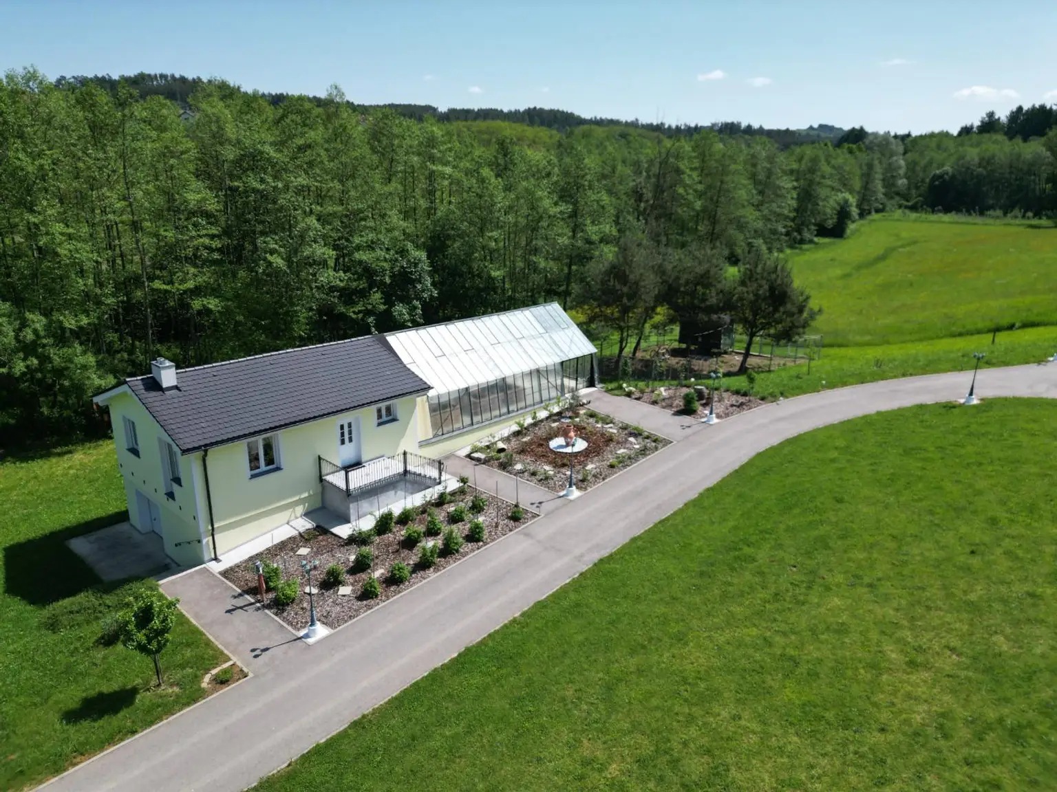 Gästehaus mit Glashaus