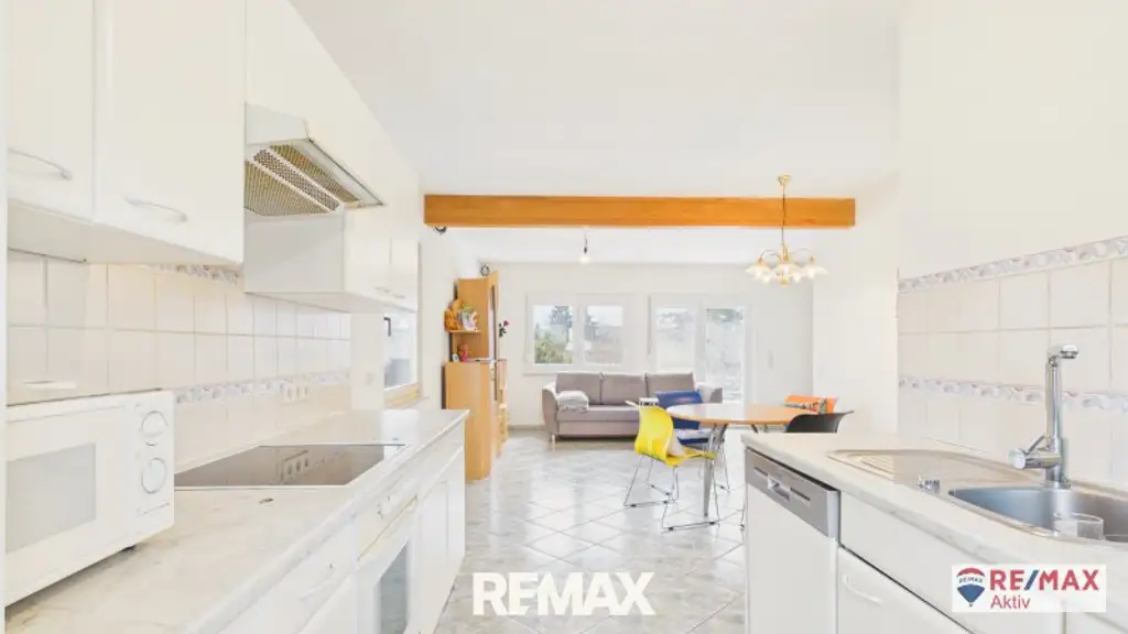 Einzugsbereites Haus mit großer Garage und großem Grundstück