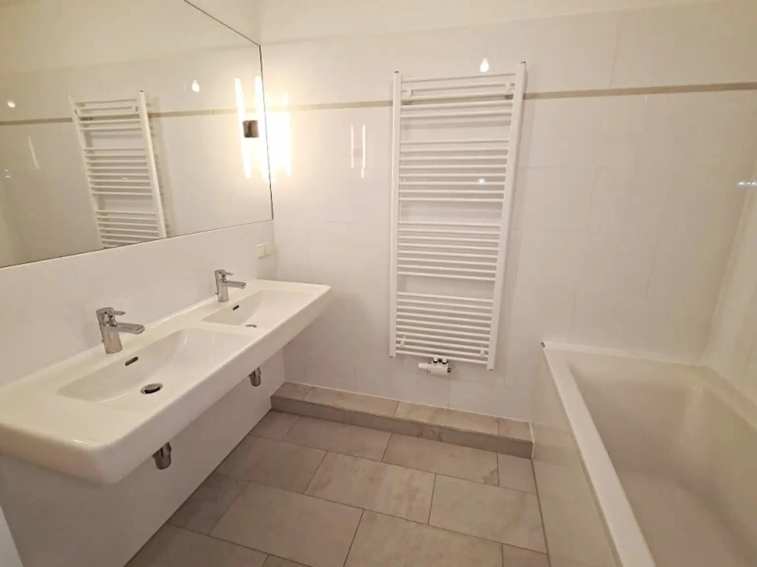 EIGENGARTEN, LORYSTRASSE, 75 m2 Neubau mit 23 m2 Garten, 2 Zimmer, Wohnküche, Wannenbad, Parketten, 1. Liftstock