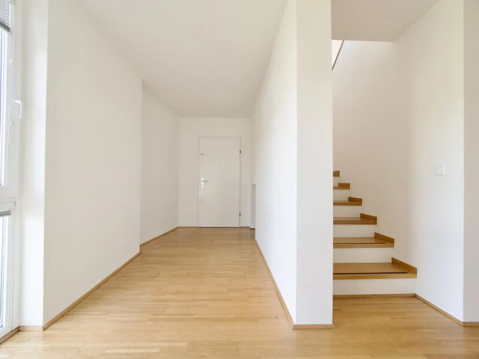 Exklusive Dachgeschoss-Maisonette mit supergroßer Terrasse und wunderbarem Fernblick & Tiefgaragenparkplatz