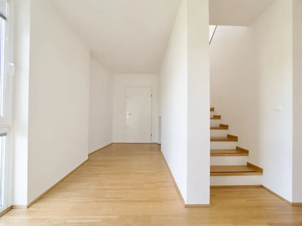 Exklusive Dachgeschoss-Maisonette mit supergroßer Terrasse und wunderbarem Fernblick & Tiefgaragenparkplatz