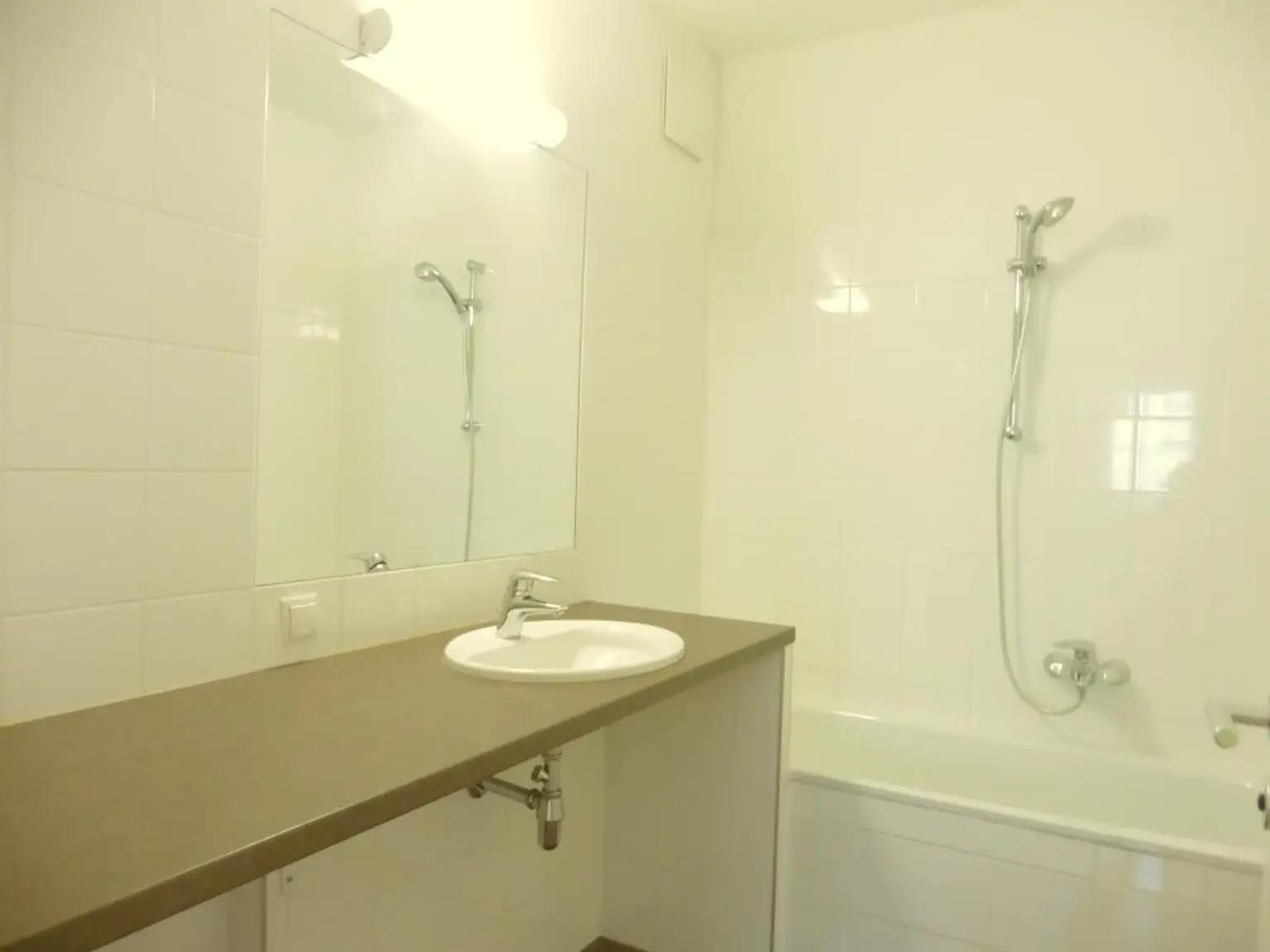 Ruhige Neubauwohnung - modern ausgestattet - großer Balkon - Nähe U4