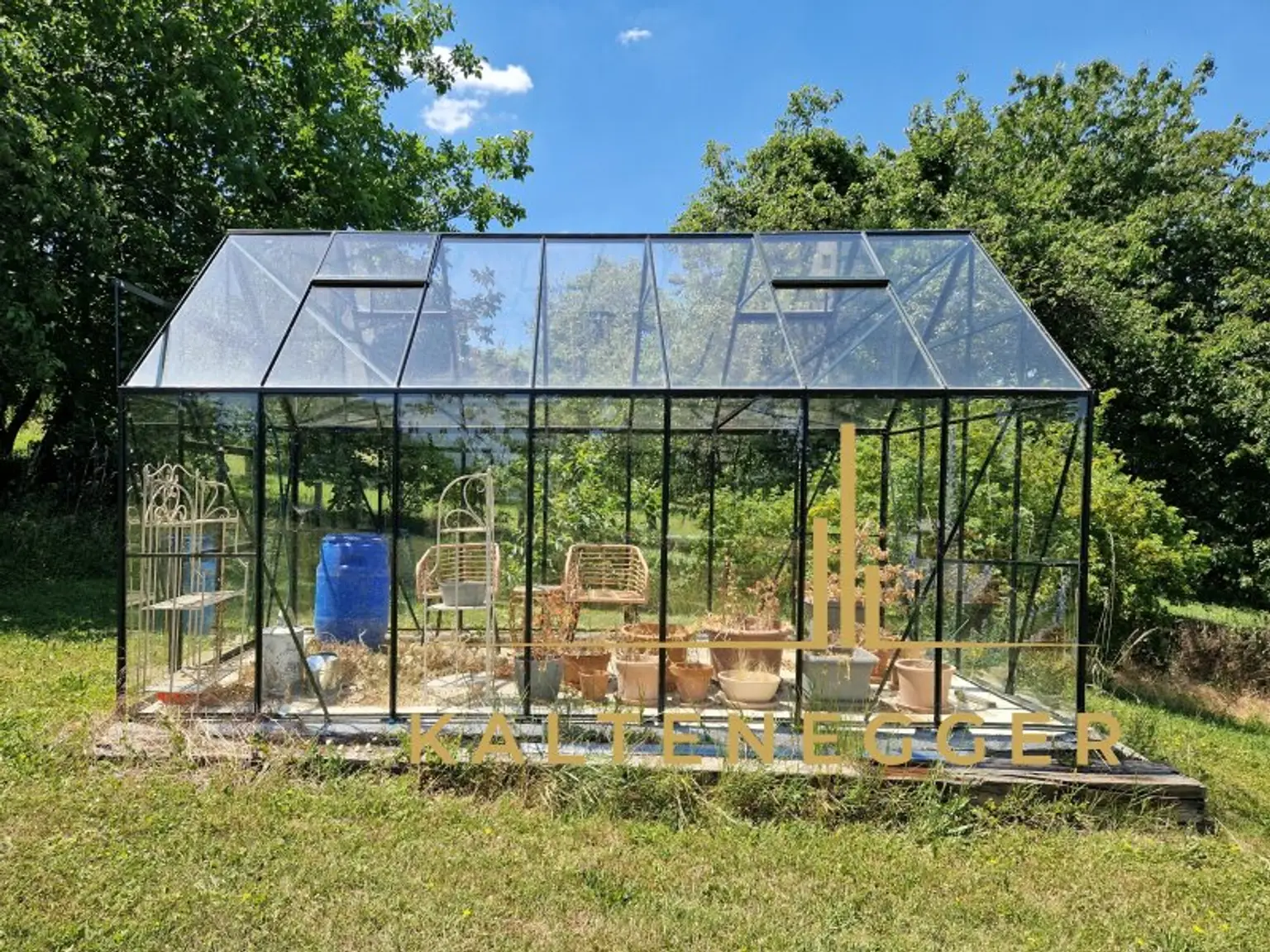 Glashaus im unteren Teil des Grundstücks
