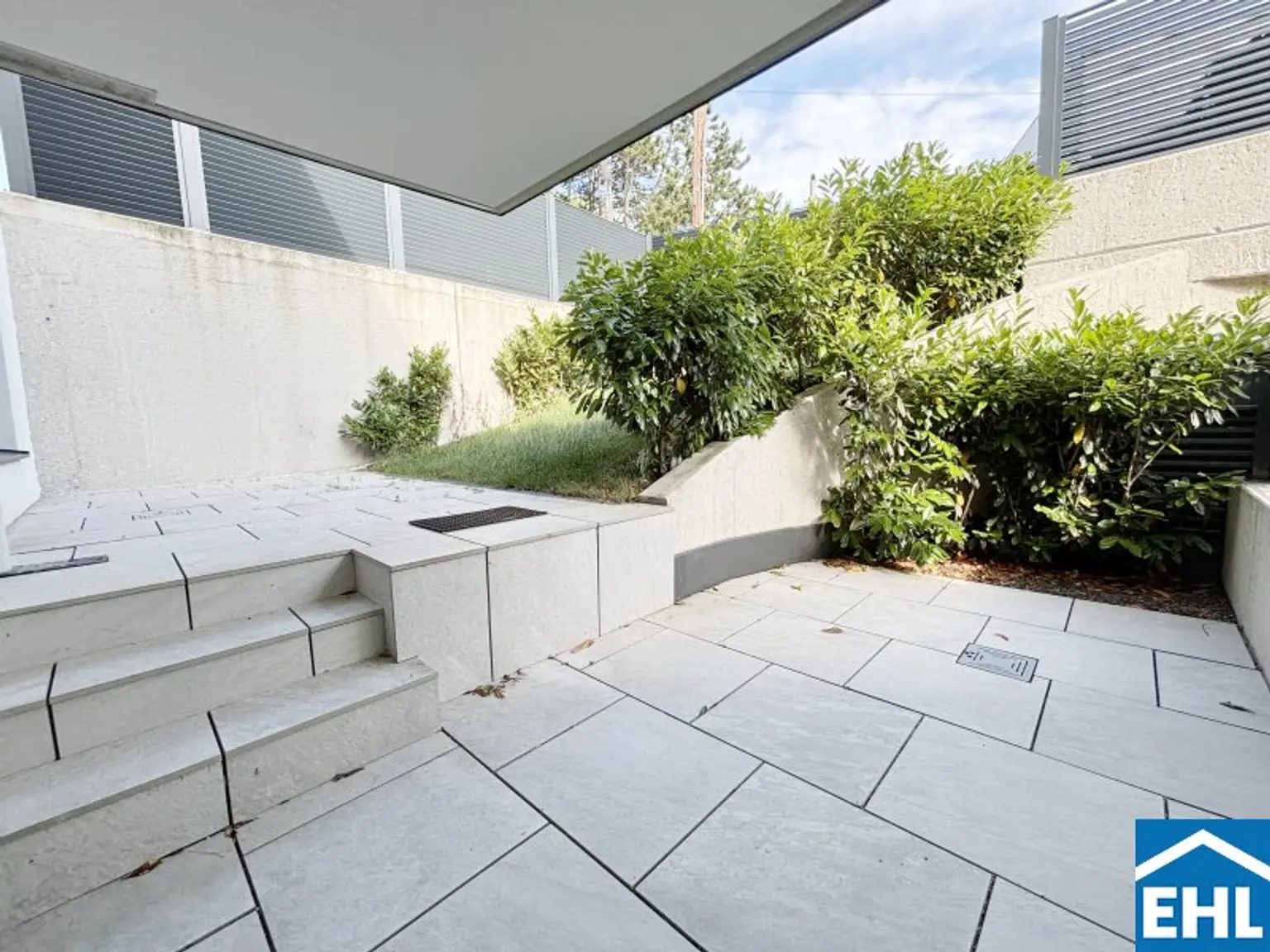 3-Zimmerwohnung mit Pool & Eigengarten!