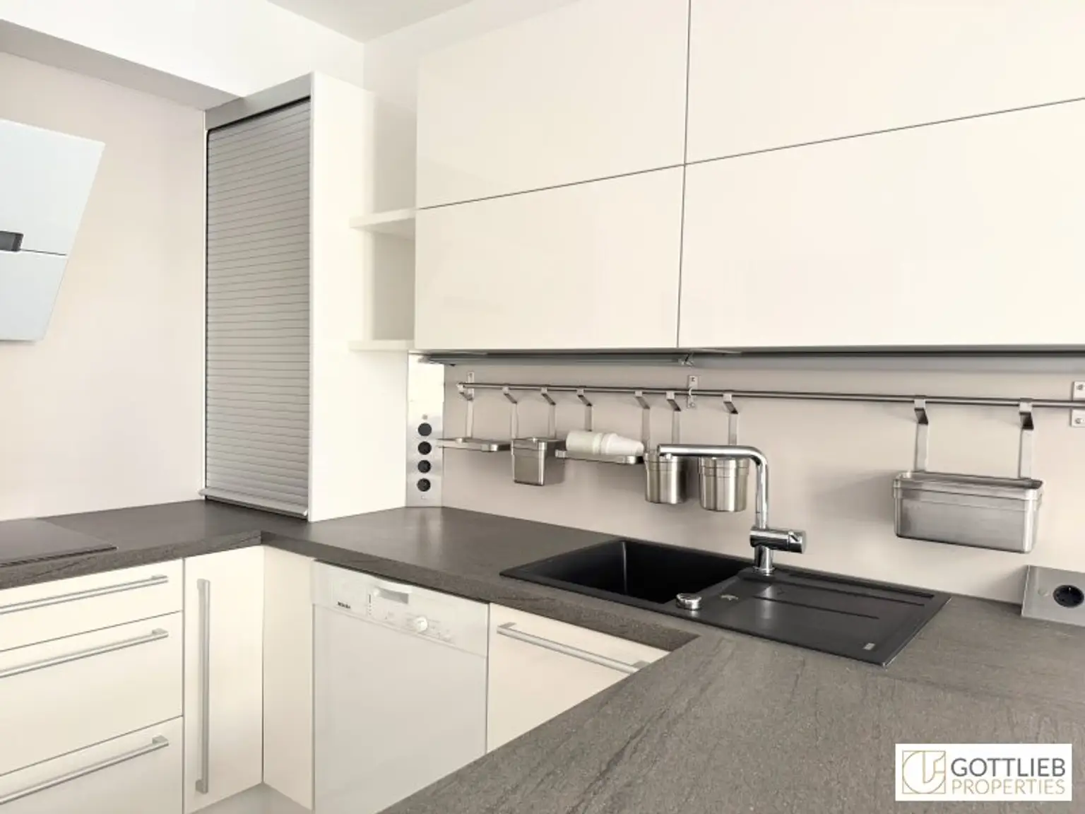 Bestlage beim Hamerlingplatz! Lichtdurchflutete 3-Zimmer-Altbau-Wohnung in saniertem Vorstadthaus inklusive zwei Garagenplätze