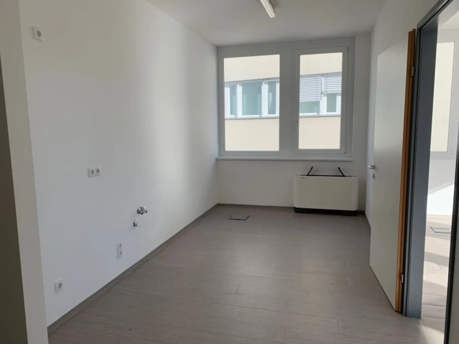Zentrales Büro mit sonnigem Grünblick