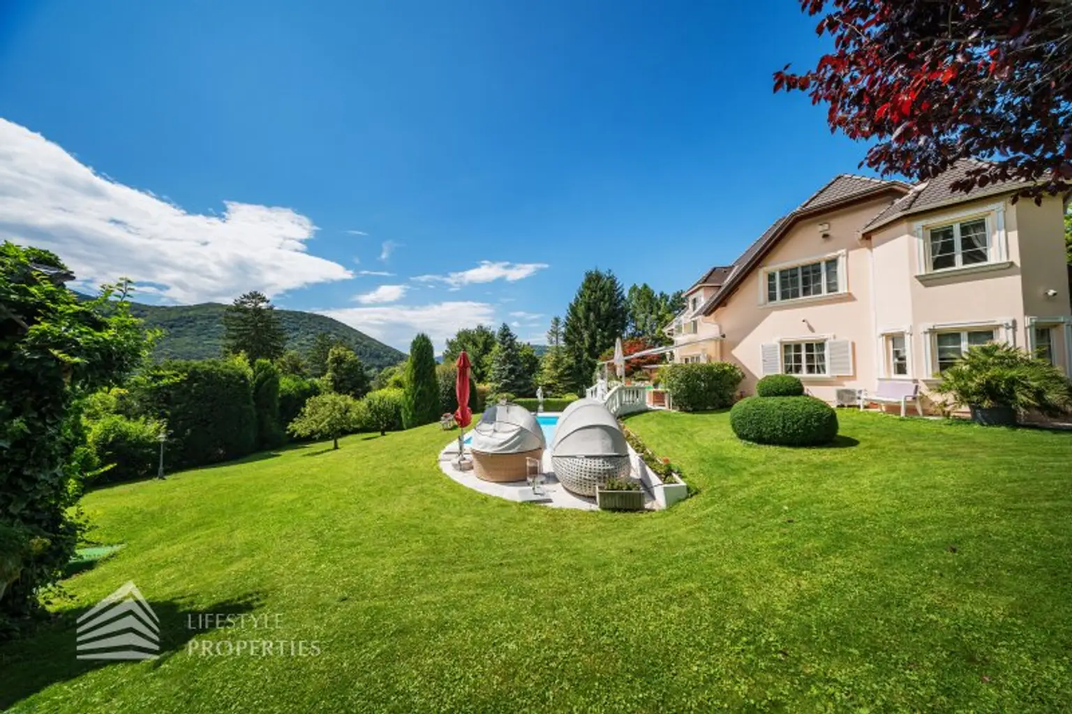 Beeindruckende Villa mit gepflegten Garten und Pool