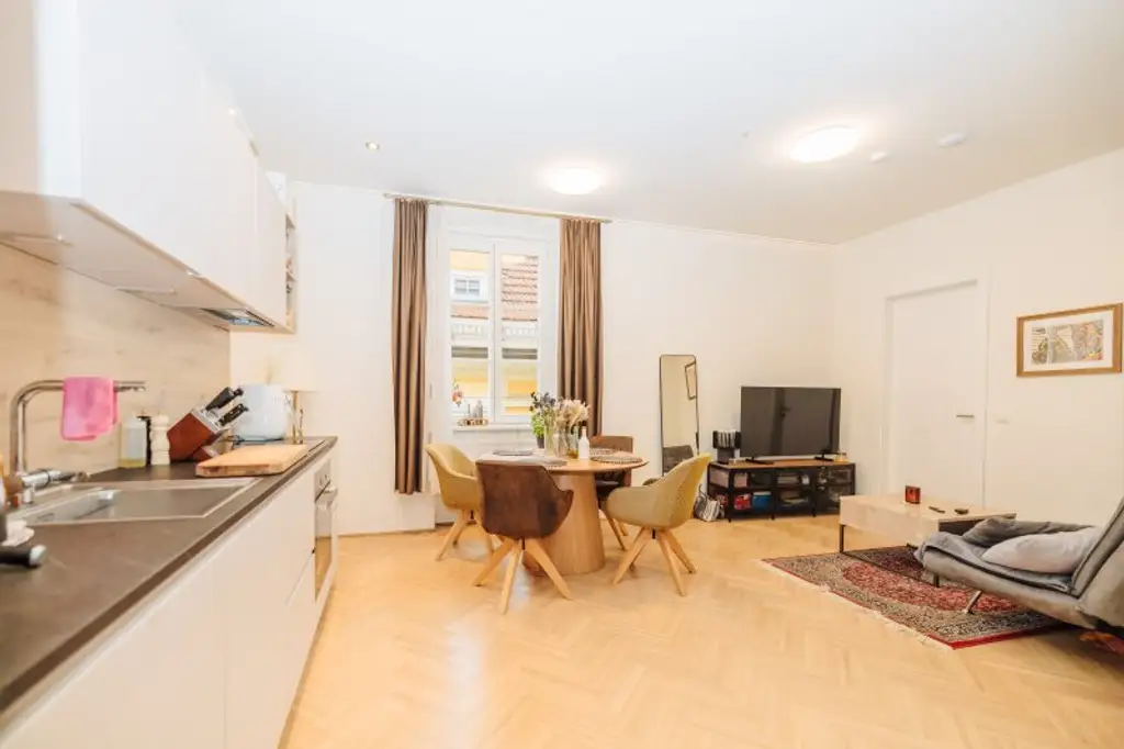 AB 01. JANUAR VERFÜGBAR I MODERNES WOHNEN IN ZENTRALER LAGE I STILVOLLE EINBAUKÜCHE I KPL8 – KOMFORT TRIFFT INTELLIGENTE TECHNIK I WALK-IN-DUSCHE I HAUSTIERFREUNDLICH I