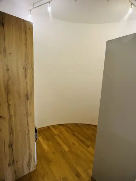 Vielseitig nutzbare, sanierte Praxis / Wohnung in zentraler Bahnhofsnähe in Brunn am Gebirge – Kauf oder Miete möglich!