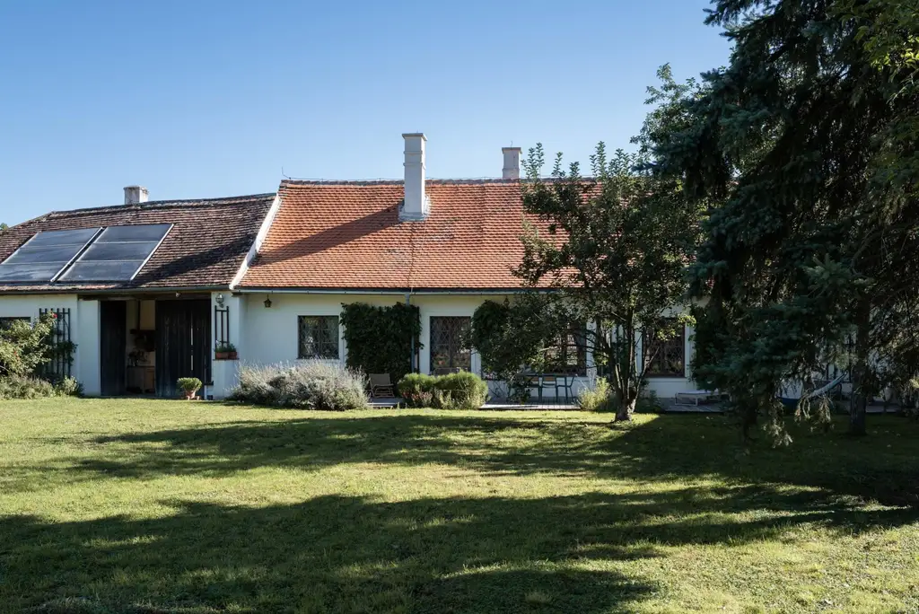 “Zauberhafter Dreikanthof mit großem Gartenparadies bei Tulln“