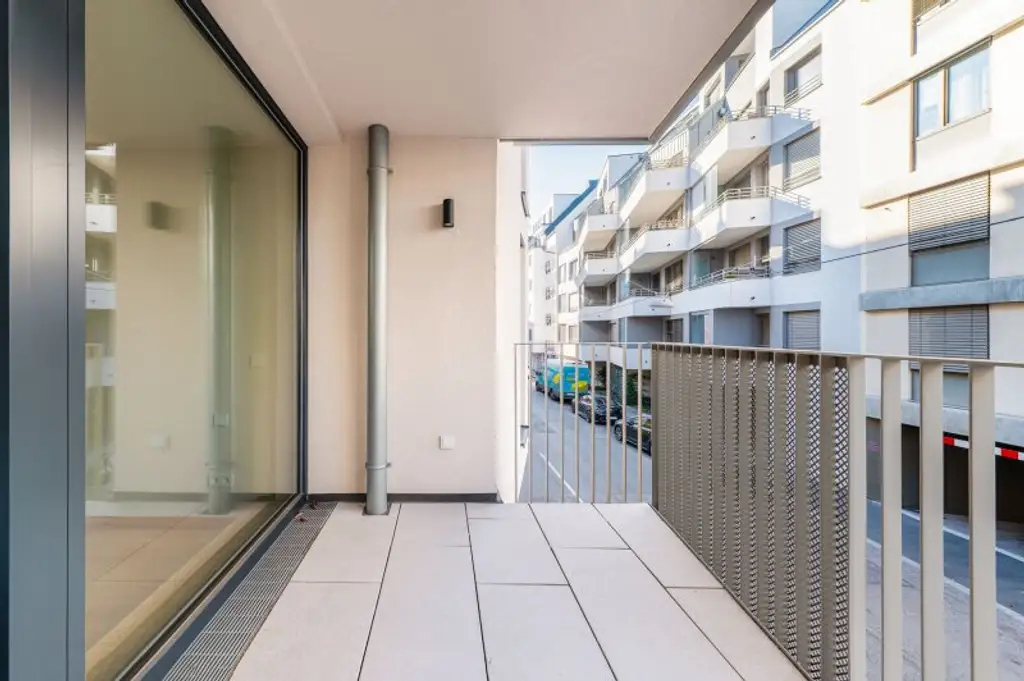 Erstbezug ab Februar! Nähe U6/U4! Helle 2-Zimmer-Wohnung mit Loggia zu vermieten!