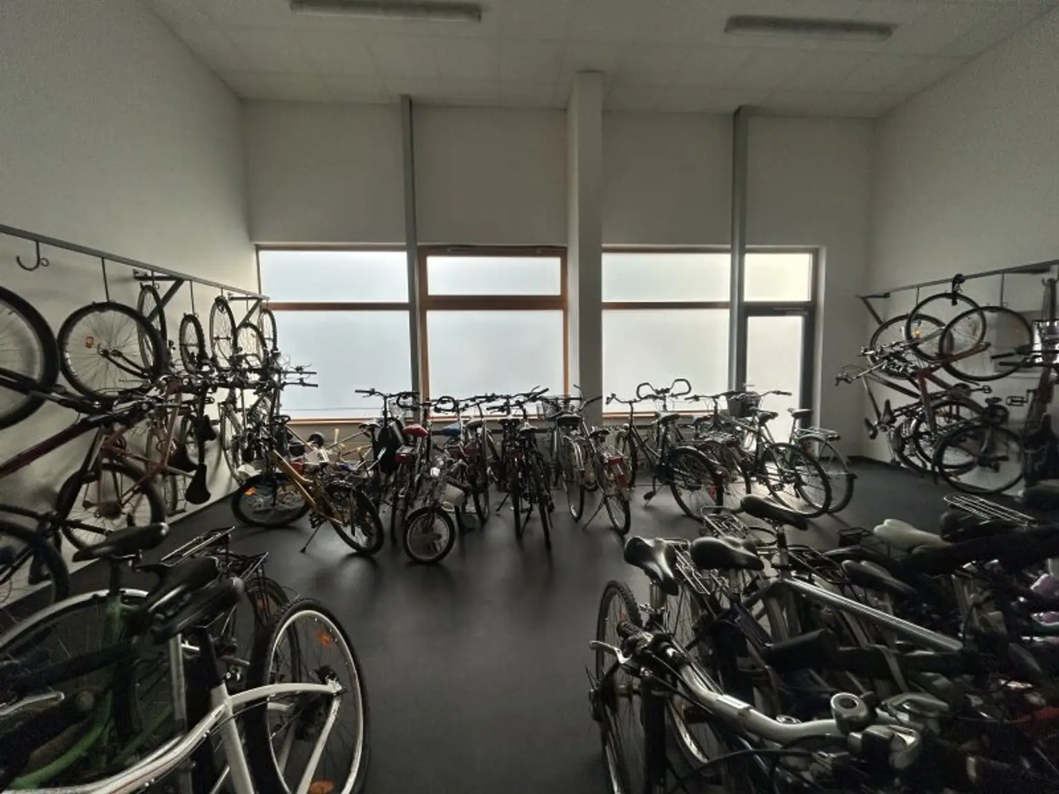 Bright 3-Room Apartment with Southeast-Facing Loggia in Prime Location – Near U1 Kagran & Donauzentrum