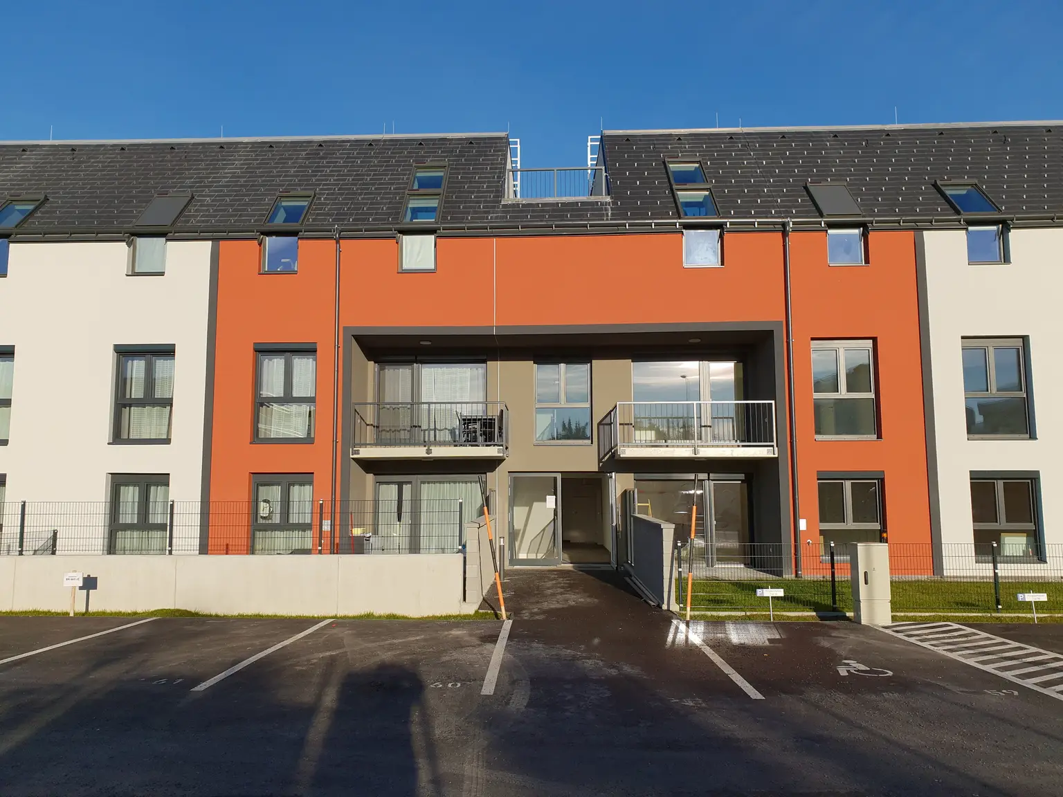 Neuwertige 3 Zimmer Wohnung mit Balkon + 2 Parkplätzen!!