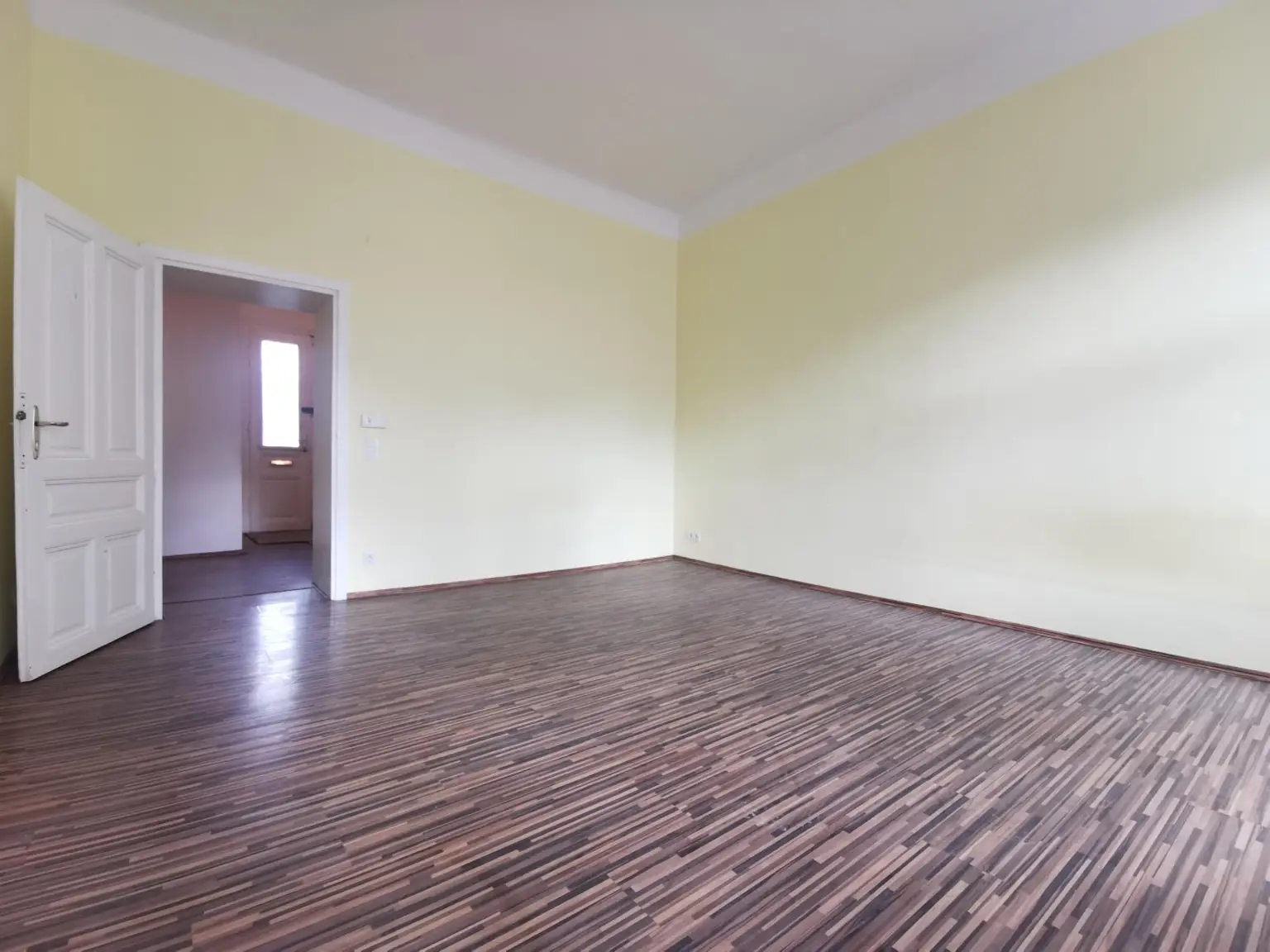 1 Zimmer Wohnungen, 2 Stück im gleichen Haus, zum sanieren.