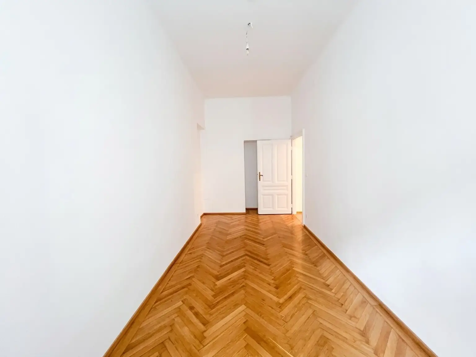 UNBEFRISTET: Wohnen in Bestlage in einer ruhigen Altbauwohnung im repräsentativen Haus