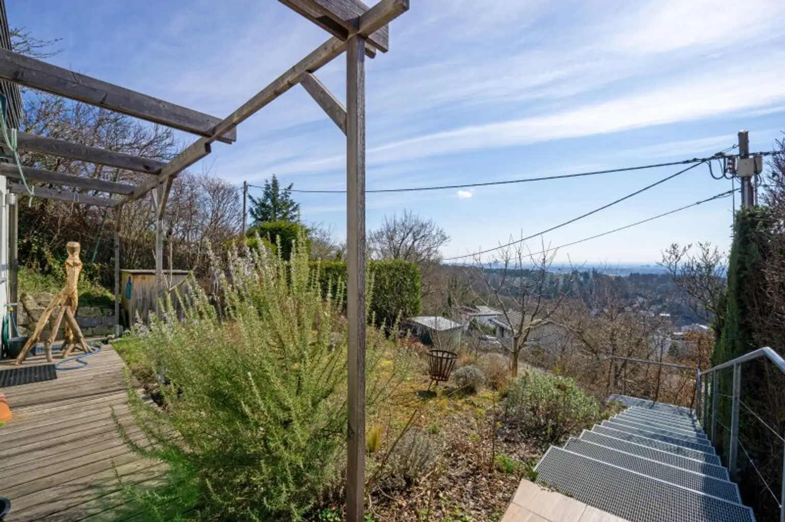 Stiegenabsatz mit Blick über den Garten