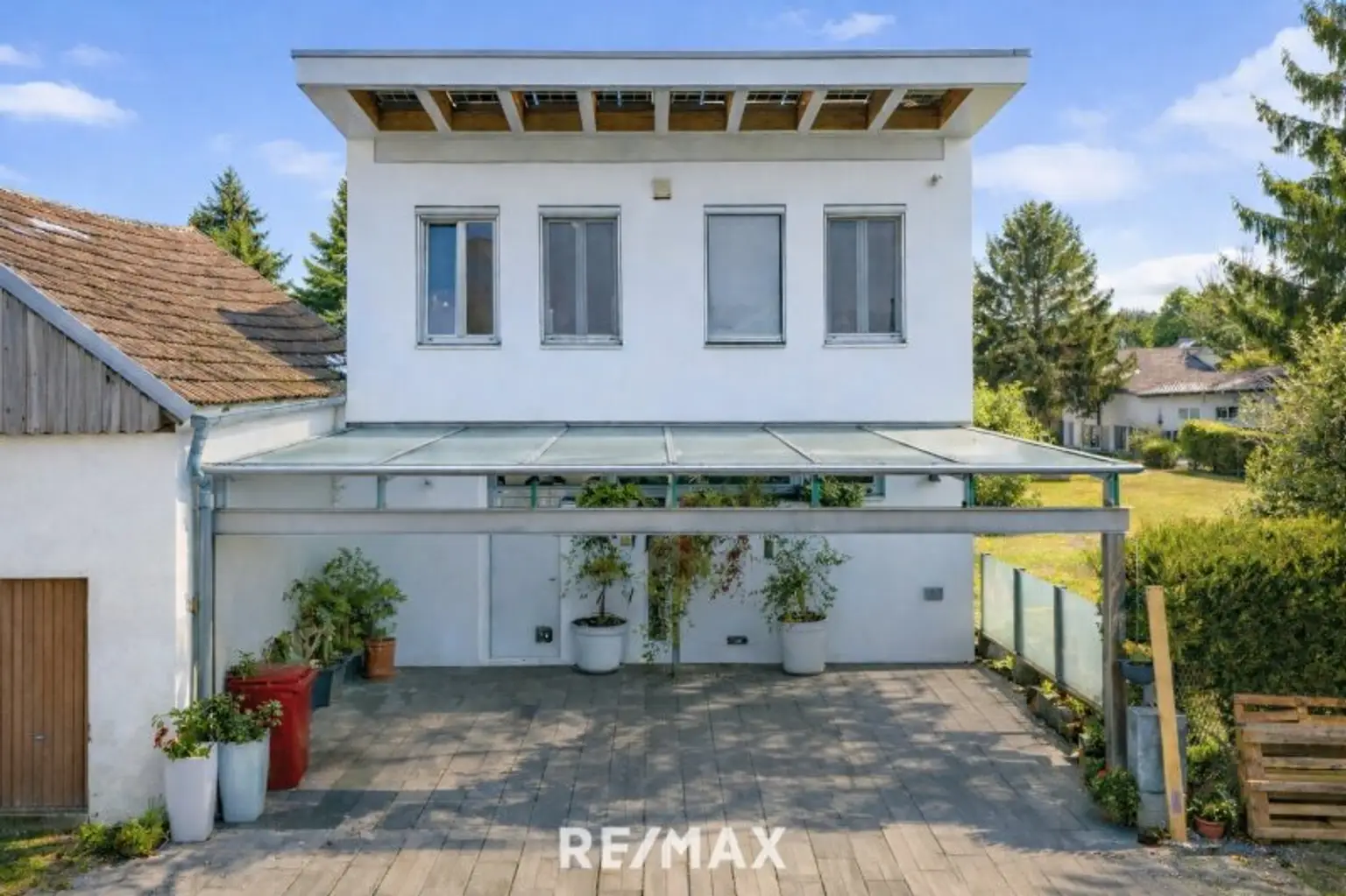 Straßenansicht mit Carport