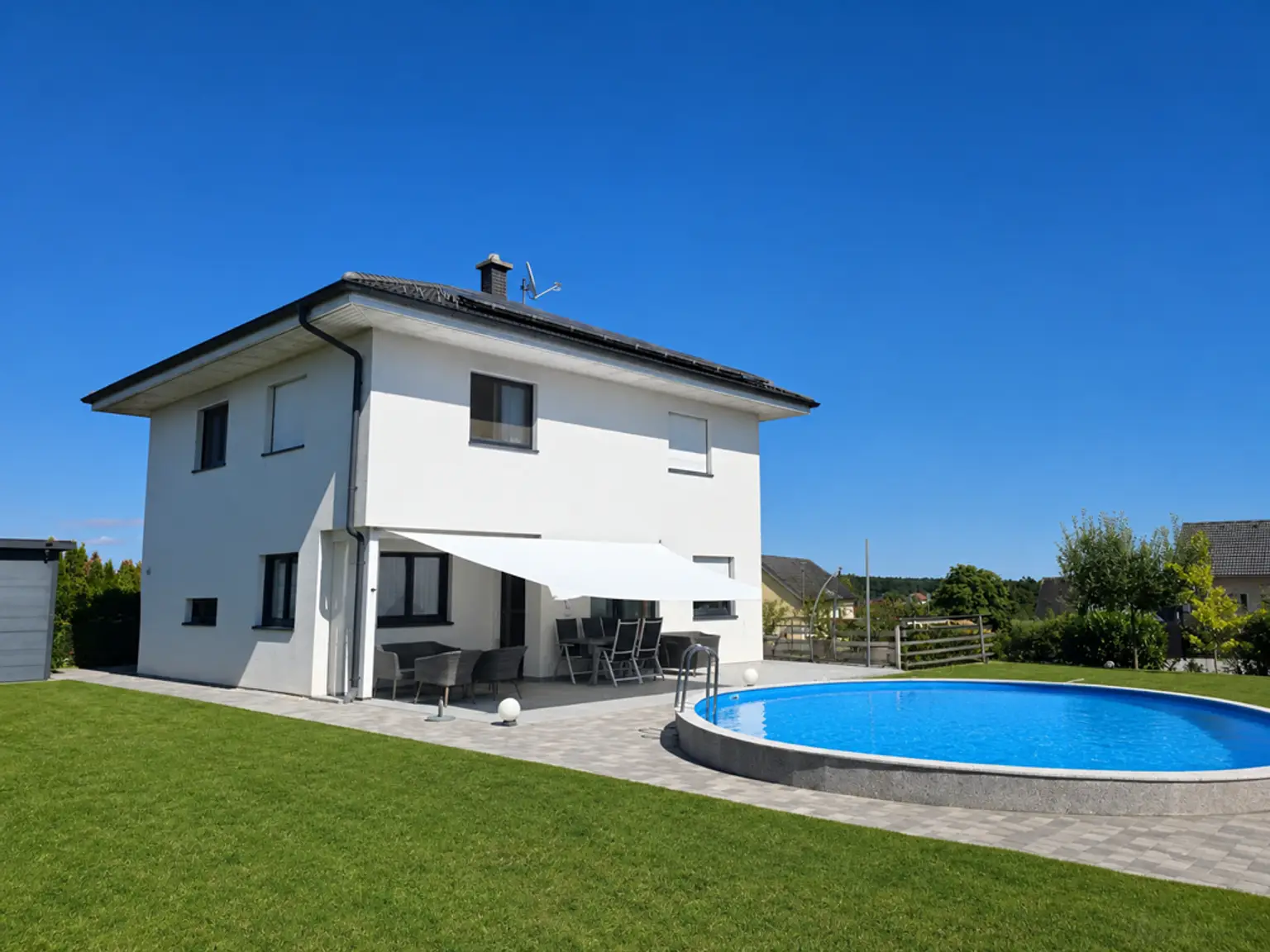 Aussenansicht mit Salzwasserpool