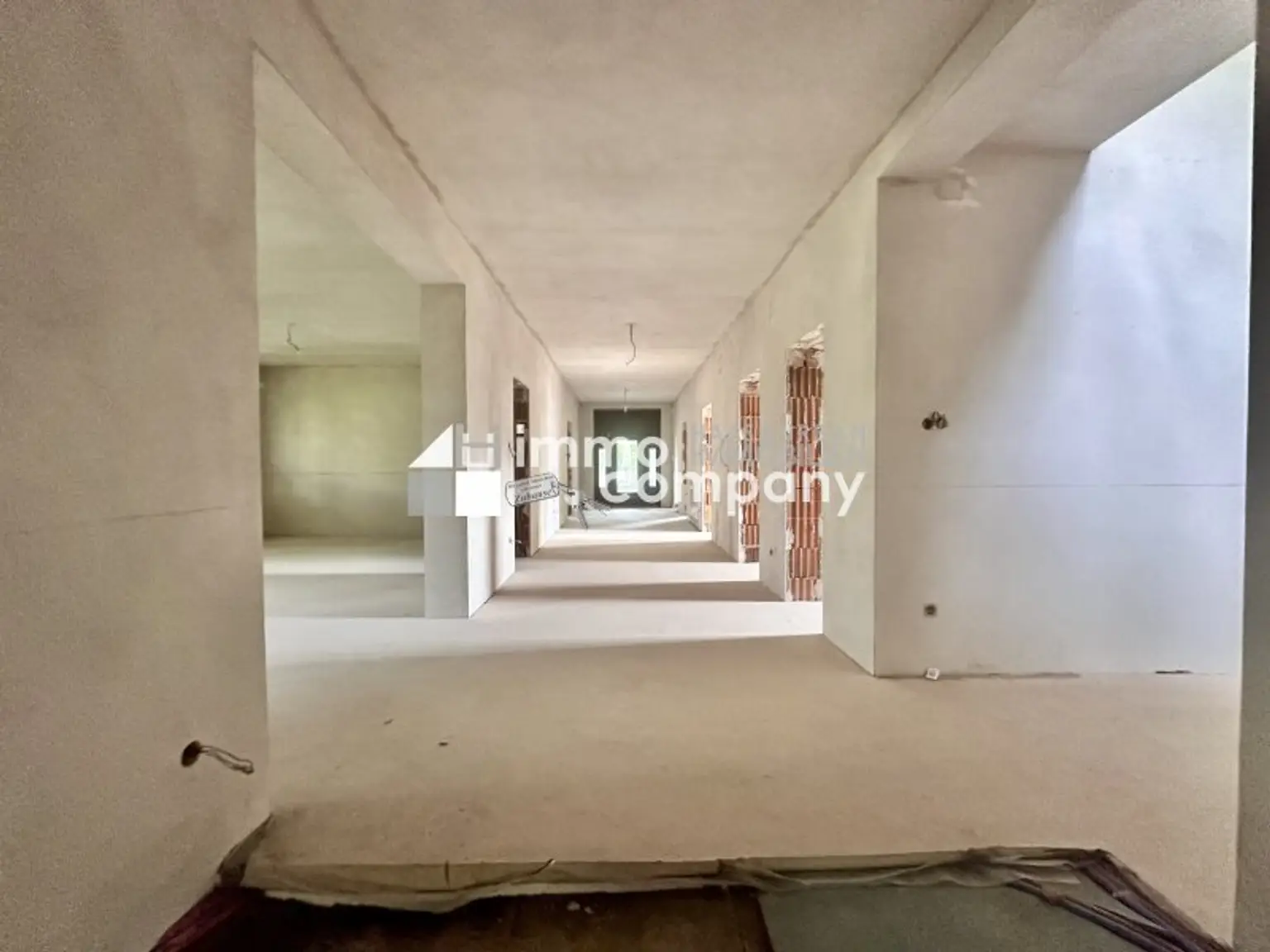 Luxuriöse Villa in Hamuliakovo: 600m², 14 Zimmer, Erstbezug mit Stadt- und Grünblick!