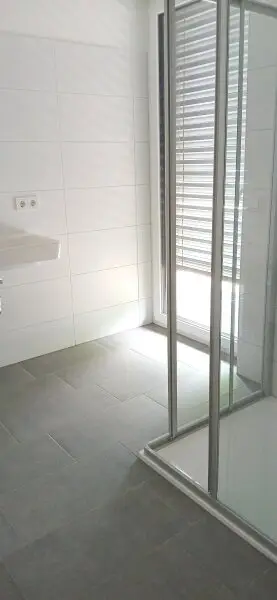NEUBAU - ERSTBEZUG - Top 2 - Wunderschöne 2 Zimmerwohnung mit kleinem Garten, Terrasse und einem eigenen Tiefgaragenplatz