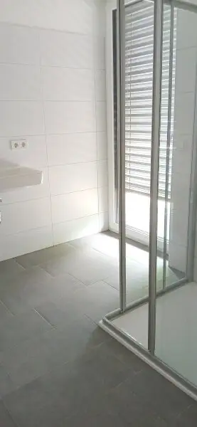 NEUBAU - ERSTBEZUG - Top 2 - Wunderschöne 2 Zimmerwohnung mit kleinem Garten, Terrasse und einem eigenen Tiefgaragenplatz