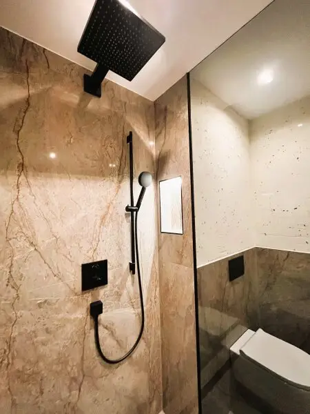 Qualitätsarmaturen von Hansgrohe und beleuchtete Wandnische