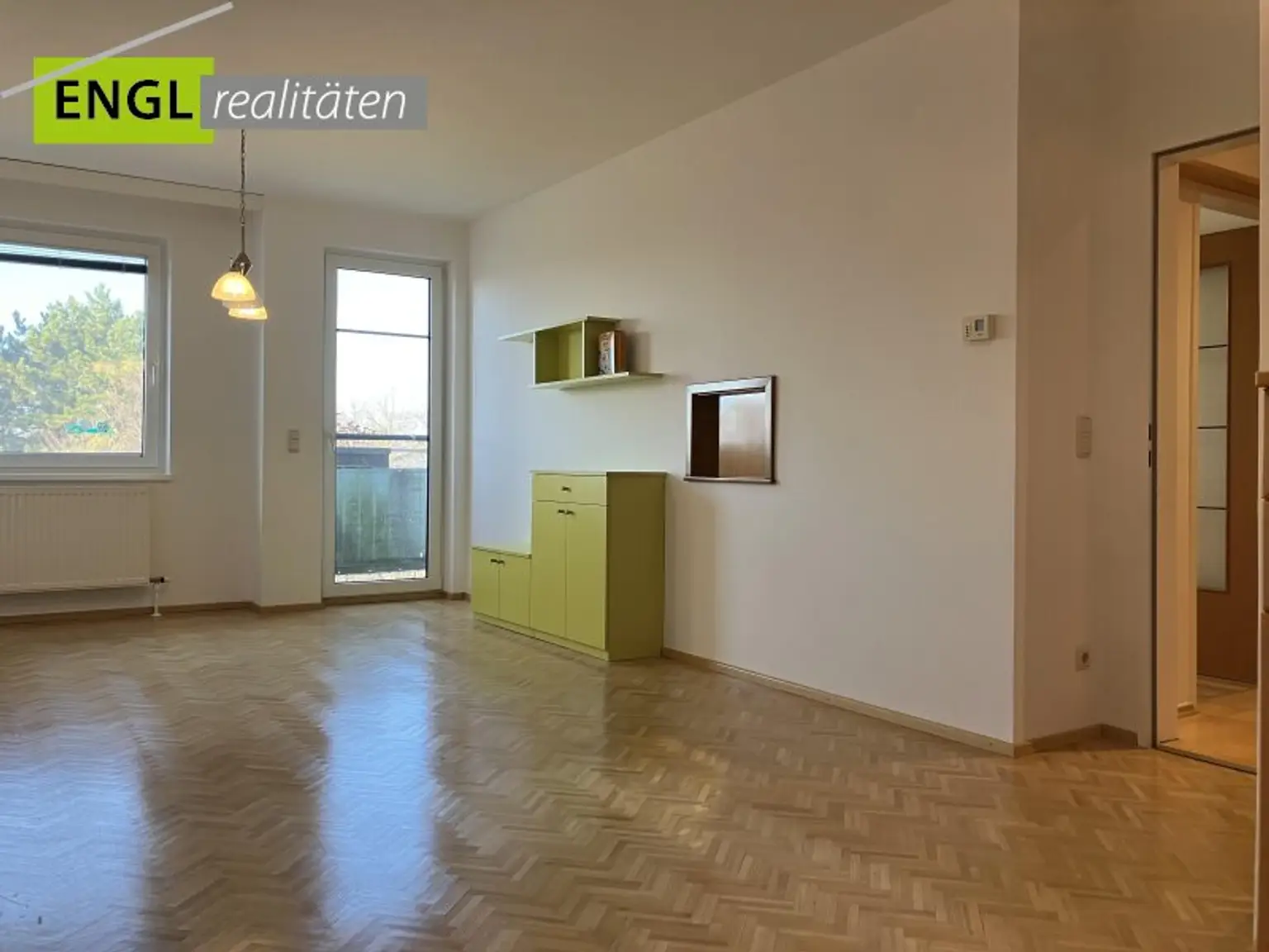 Wohnzimmer mit Balkonausgang