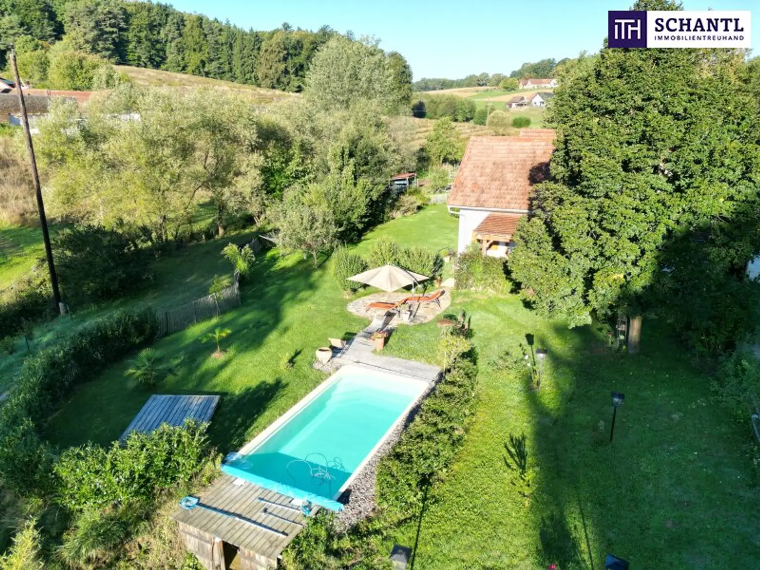 SENSATIONELLES JUWEL! Exklusiver Vierkanthof im Thermenland Steiermark – Wohnen, Reiten & Leben mit Pool und Natur!