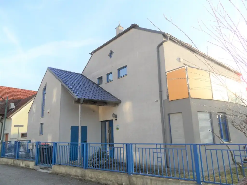 >> MIETHAUS mit 6 ZIMMER, DOPPELGARAGE, KELLER und EIGENGARTEN, am ORTSRAND!