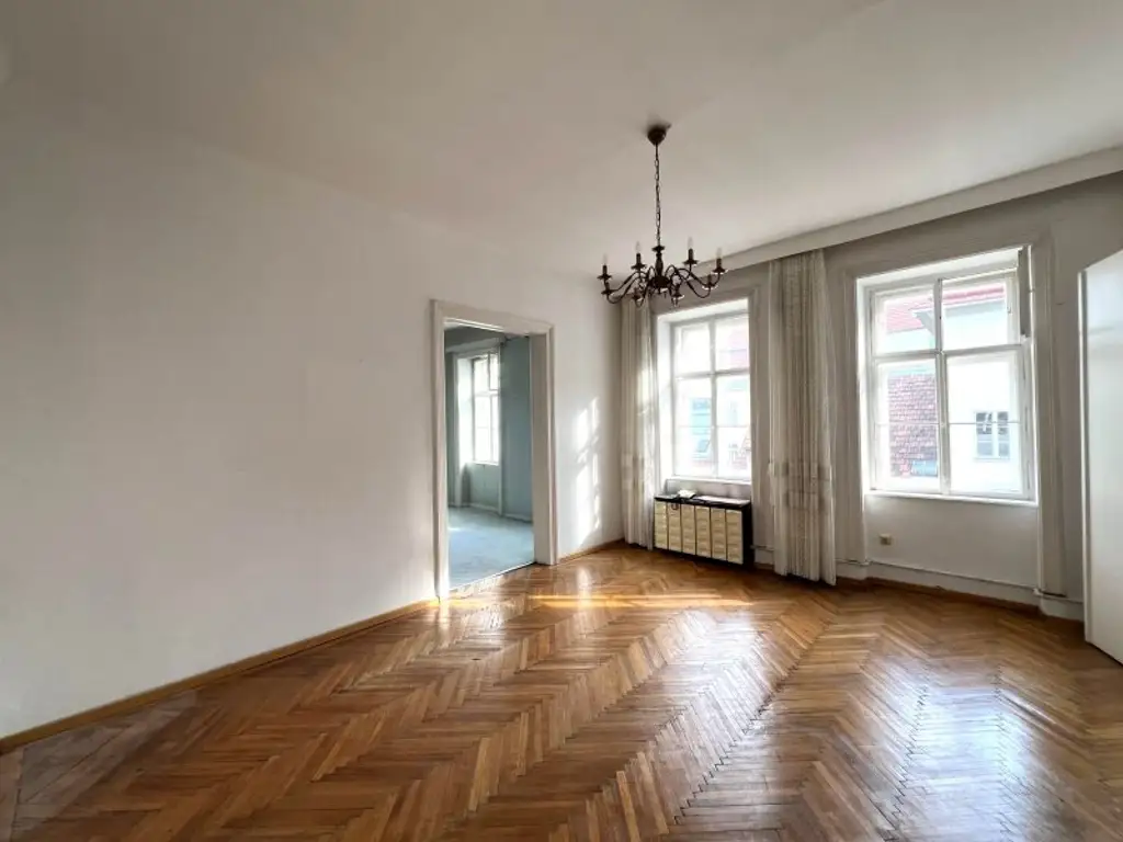 Altbau-Charme! 67 m² Wohnung beim Naschmarkt mit exklusiver Balkon-Möglichkeit in generalsaniertem Haus